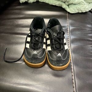 7.5K Adidas Black and White Samba Low-Top Sneakers with Iconic Stripes